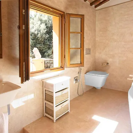 Beautiful In With Private Swimming Pool, Be Inside Or Outside *